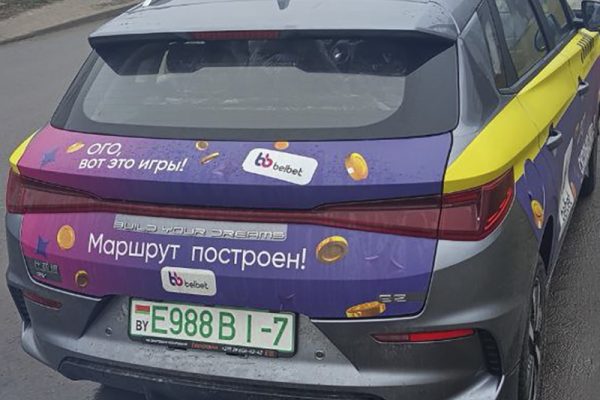 Реклама на задней двери такси Яндекс GO
