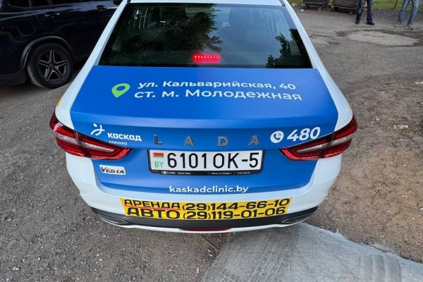 Реклама на бортах такси Яндекс GO вечером