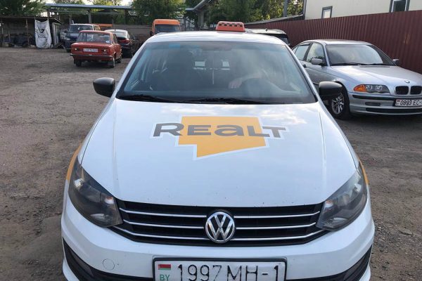 Реклама REALT на такси Яндекс GO