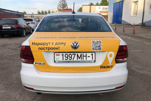 Реклама "Реалт Бай" на такси Яндекс GO